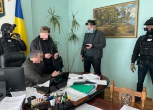 В Винницкой области налоговика задержали на взятке в 50 тысяч гривен (фото)