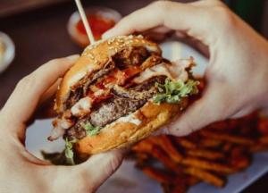 Как снизить риск при питании в фаст-фудах