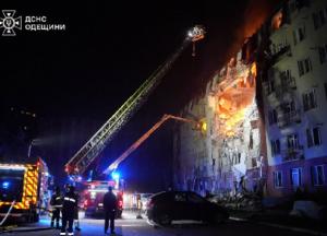 В Одесі пряме влучання у багатоповерхівку: 3 загиблих, серед них 2-річна дівчинка та її матір (відео)