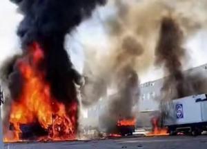 Масована атака на Одесу: зруйновані поверхи у будинках, на складі АТБ згорають вщент вантажівки (відео)