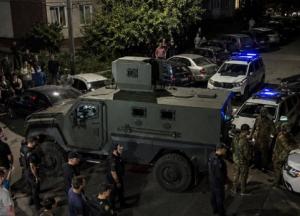 У Тернополі побили ТЦКашників та розтрощили авто, рятувала їх Нацгвардія на бронеавтомобілі (відео)