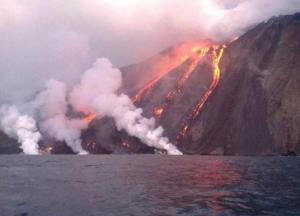 На острове возле Сицилии началось сильное извержение вулкана: есть жертвы (фото, видео) 