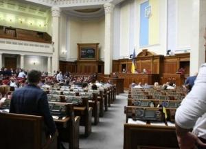 Нардепы в два раза повысили зарплаты своим помощникам