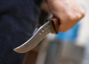 В Киеве мужчина пытался перерезать себе горло на улице