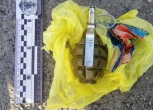 На Харьковщине пьяный мужчина угрожал взорвать гранату в автобусе (видео)