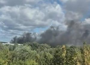 У Прилуках дуже сильна пожежа на тютюновій фабриці: відео моменту прильоту "Бандеролей"