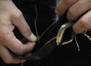 В Киеве пьяный мужчина приставал к 14-летней девочке и демонстрировал ей свой половой орган (фото, видео)