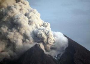 В Индонезии начал извергаться самый активный вулкан (видео)