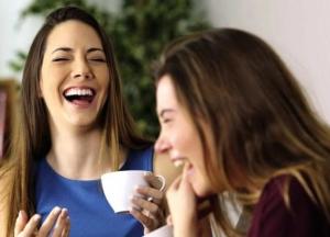 Ученые рассказали о пользе смеха для сосудов и легких