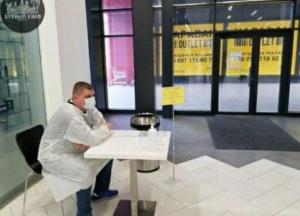 В киевских ТРЦ ввели медицинскую проверку посетителей (фото)