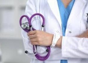 Врачи рассказали, как заражаются «болезнью поцелуев»