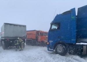 На трассе Киев-Одесса образовалась 30-киллометровая пробка из-за снегопадов