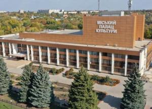 Россия разбомбила дом культуры в Лозовой, в домах рядом вынесло рамы: видео очевидцев из эпицентра взрыва