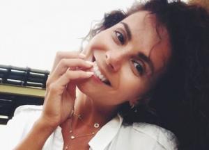 Настя Каменских в облегающем платье заинтриговала поклонников (фото)