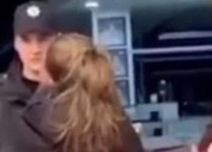 Девушки-подростки устроили дебош в торговом центре Киева (видео)