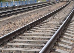 Сидел на рельсах: поезд на скорости насмерть сбил пенсионера