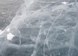 На Львовщине четверо рыбаков провалились под лед, есть погибший