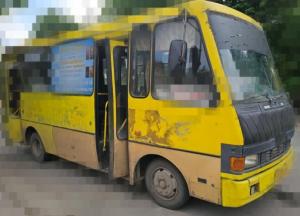Російський дрон атакував маршрутку в Херсоні: одна людина загинула, водія та пасажирку поранено (відео)