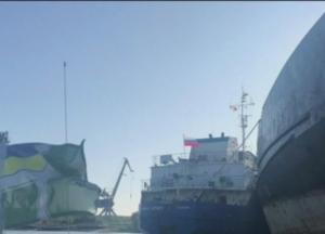 Украинские силовики задержали российский танкер, который участвовал в захвате моряков (видео)
