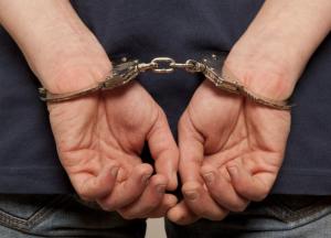 На Днепропетровщине мужчина убил жену, избил 5-летнего сына и набросился с топором на полицейского