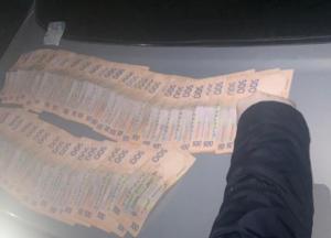 В Запорожской области полицейский за взятки помогал торговать коноплей