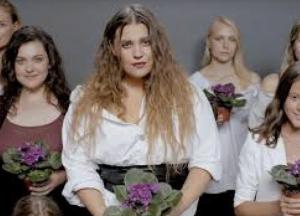 Солистка группы КАZKA в купальнике понежилась в гамаке на фоне пальм (фото)