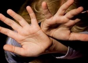 В Одессе суд вынес приговор мужчине, который насиловал пасынка и маленькую дочь