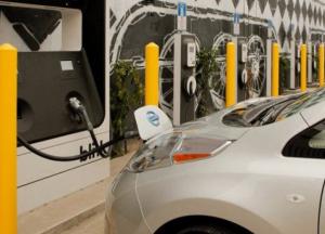 В Украине с 1 июля станут обязательными зарядки для электромобилей на парковках 
