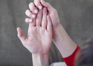 О каких болезнях говорят постоянно холодные руки