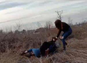 Под Житомиром школьницы зверски избили сверстницу из-за парня (видео)
