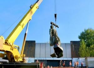 На Прикарпатье демонтировали памятник советским воинам (фото)