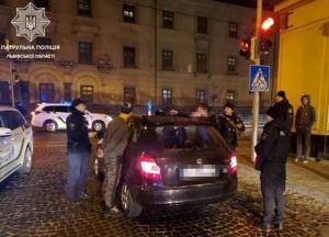 Во Львове таксист с пассажиром украли платежный терминал (фото)