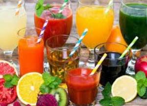 Врачи назвали самые полезные напитки в жару