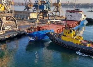 В порту Черноморска судно врезалось в причал (фото)