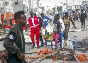 Вибухнули заміновані автівки: у столиці Сомалі теракт, загинули щонайменше 100 людей (відео)