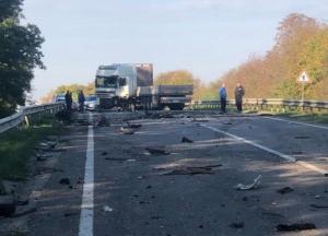 Под Львовом сразу 5 авто попали в смертельное ДТП (фото, видео)