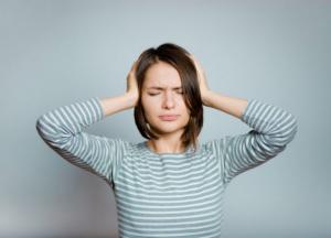 Врачи назвали причину появления шума в ушах