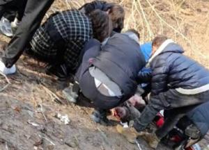 Матір із донькою лежать у крові посеред двору в Дніпрі: мамі відірвало ногу на очах у дитини (відео)