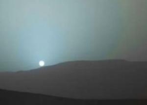 Ученые показали разницу между закатом солнца на Земле и на Марсе (фото)
