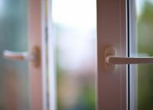 В Сумах студентка выпала с 8-го этажа и умерла