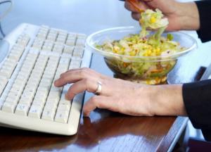 Диетологи определили оптимальное меню при сидячей работе