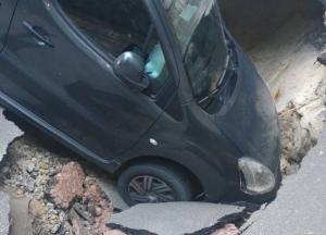 На Крещатике автомобиль провалился под землю (фото)