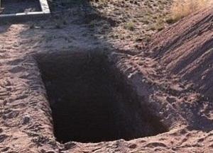 На Донбассе боевики запретили людям копать могилы (фото)