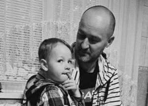 У Тернополі ракета X-101 вбила волонтера та його 4-річного сина, дружина та дві доньки в лікарні (фото)