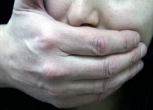 В Киеве возле хостела изнасиловали женщину
