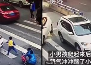 Мальчик устроил погром автомобилю, который сбил его маму на пешеходном переходе (видео) 