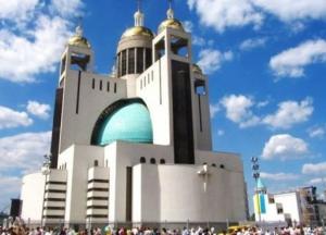 В Киеве центр COVID-вакцинации открыли в соборе