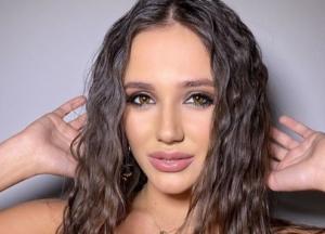 Победительница шоу "Холостяк" села на шпагат между двумя авто (фото)