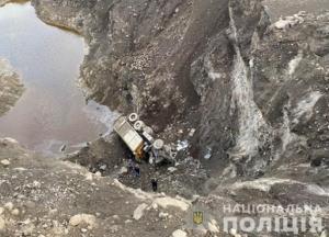 В Запорожье грузовик рухнул с обрыва, водитель погиб
