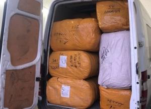 Черновицких таможенников уличили в "крышевании" контрабанды одежды (фото)